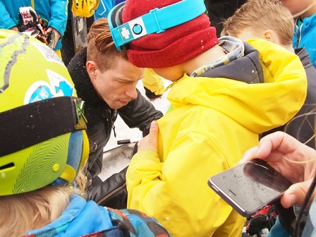 Shaun White gibt Autogramme